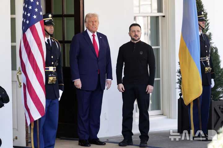[워싱턴=AP/뉴시스]도널드 트럼프 미국 대통령이 28일(현지 시간) 워싱턴 백악관에서 볼로디미르 젤렌스키 우크라이나 대통령을 맞이하고 있다. 2025.03.01.