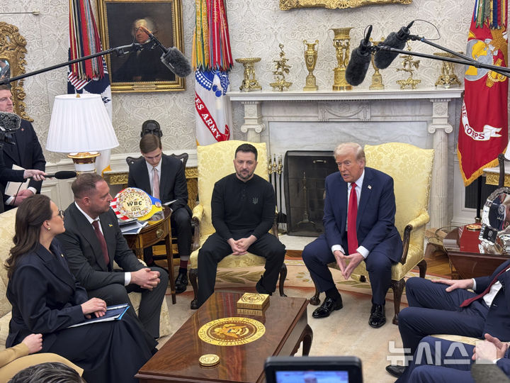 [워싱턴=AP/뉴시스]도널드 트럼프 미국 대통령이 29일(현지 시간) 워싱턴 백악관 집무실에서 볼로디미르 젤렌스키 우크라이나 대통령과 회동하고 있다. 2025.03.01.