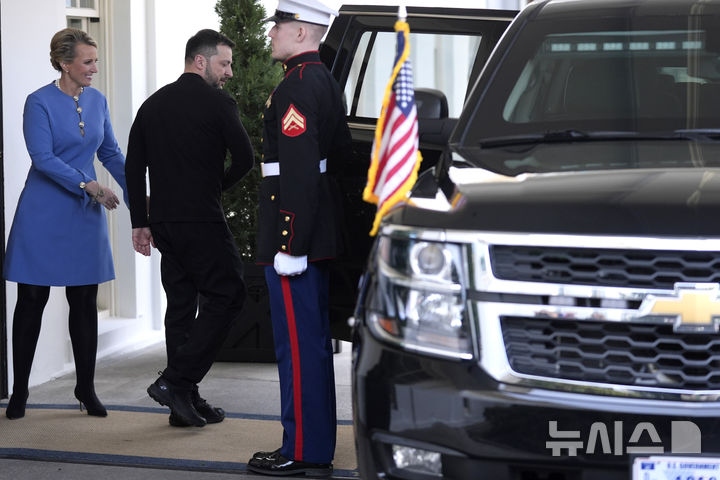 [워싱턴=AP/뉴시스]볼로디미르 젤렌스키 우크라이나 대통령이 28일(현지 시간) 미국 워싱턴 백악관에서 도널드 트럼프 대통령과 회담을 마치고 떠나고 있다. 2025.03.01.