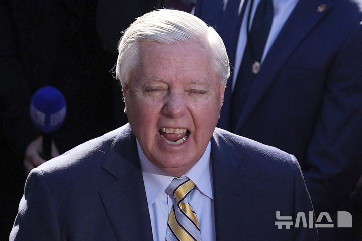 [워싱턴=AP/뉴시스] 린지 그레이엄 공화당 상원의원(사우스캐롤라이나)이 지난달 28일(현지 시간) 워싱턴DC 백악관 앞에서 기자회견 하고 있다. 그레이엄 의원은 9일 폭스뉴스 선데이와 인터뷰에서 우크라이나 지원을 중단하면 아프가니스탄보다 상황이 더 나빠질 것이라고 우려했다. 2025.03.10.