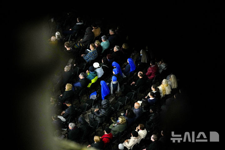 [바티칸=AP/뉴시스]28일(현지시각) 바티칸 광장에 군중들이 모여 프란치스코 교황의 회복을 기원하는 기도를 하고 있다. 2025.3.1. 