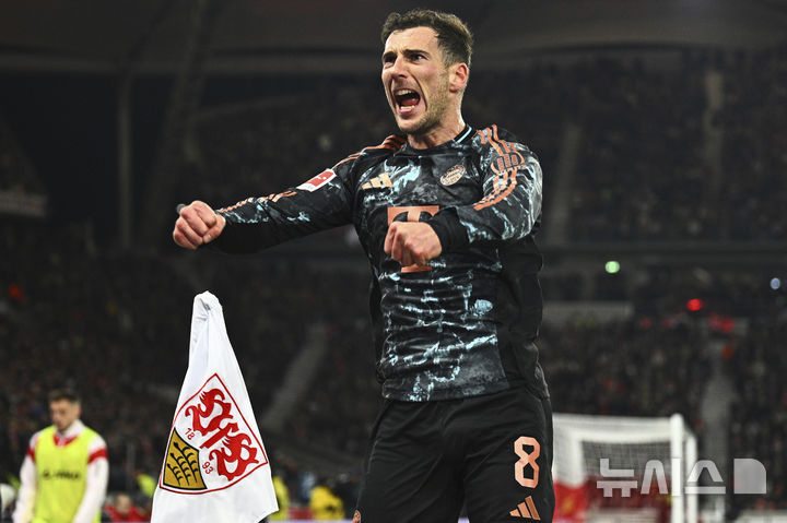 [슈투트가르트=AP/뉴시스] 바이에른 뮌헨의 레온 고레츠카가 지난달 28일(현지 시간) 독일 슈투트가르트 메르세데스 벤츠 아레나에서 열린 2024-25 분데스리가 24라운드 슈투트가르트와의 경기 후반 18분 추가 골을 넣고 환호하고 있다. 이날 김민재는 풀타임을 소화하며 팀의 3-1 승리에 기여했다. 2025.03.01.