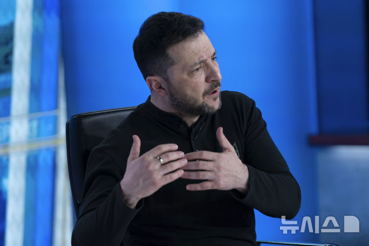 [워싱턴=AP/뉴시스]28일(현지시각) 미 백악관에서 도널드 트럼프 미 대통령과 설전을 벌인 볼로디미르 젤렌스키 우크라이나 대통령이 회담 뒤 미 폭스뉴스에 출연해 상황을 설명하고 있다. 2025.3.1. 