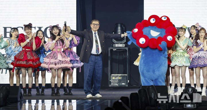 [도쿄=AP/뉴시스] 일본 정부가 도널드 트럼프 대통령을 2025 오사카·간사이 엑스포에 초청하는 방안을 검토 중이라고 마이니치신문이 6일 보도했다. 지난 1일 일본 도쿄에서 열린 패션 행사에 참석한 이시바 시게루 일본 총리(가운데)와 2025 오사카·간사이 엑스포 공식 마스코트 '미야쿠미야쿠'가 포즈를 취하고 있다.2025.03.06.