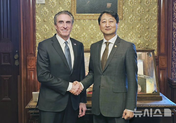 [세종=뉴시스]안덕근 산업통상자원부 장관은 지난달 28일(현지시간)미국 워싱턴 D.C. 백악관에서 더그 버검(Doug Burgum) 백악관 국가에너지위원회 위원장 겸 내무부 장관과 면담을 갖고, 관세 조치에 대한 우리 입장을 전달하고 양국 간 협력 강화방안을 협의했다.(사진=산업부 제공)