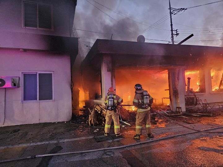 [울릉=뉴시스] 28일 오후 5시59분께 경북 울릉군 북면 현포리 한 게스트하우스에서 화재가 발생했다. (사진=경북소방본부 제공) 2025.02.28. photo@newsis.com *재판매 및 DB 금지