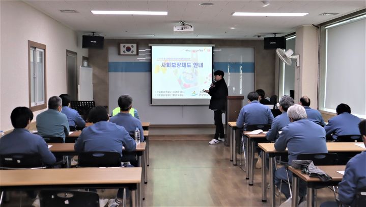 [밀양=뉴시스] 시청 주민복지과에서 밀양구치소를 방문해 출소 예정자에게 사회보장제도 교육을 하고 있다. (사진=밀양시 제공) 2025.03.01. photo@newsis.com *재판매 및 DB 금지