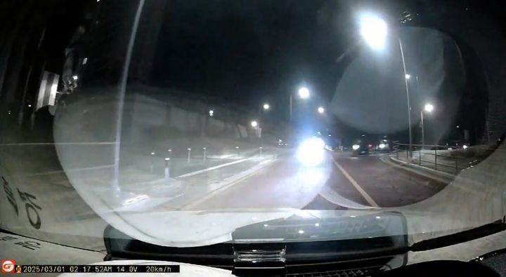 [홍성=뉴시스] 경찰이 1일 새벽 2시17분께 천안시 동남구 신부동 방죽안 오거리에서 폭주행위 단속 영상을 벌이며 차 안에서 찍은 영상 캡처본. (영상=충남경찰정 제공) 2025.03.01. photo@newsis.com *재판매 및 DB 금지