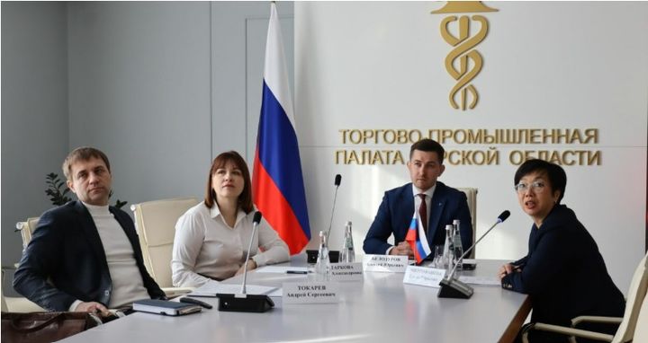 [뉴시스] 지난달 27일(현지 시간) 평양 측과 화상 회동 중인 쿠르스크 상공회의소장 알렉세이 벨로두로프와 직원들 *재판매 및 DB 금지