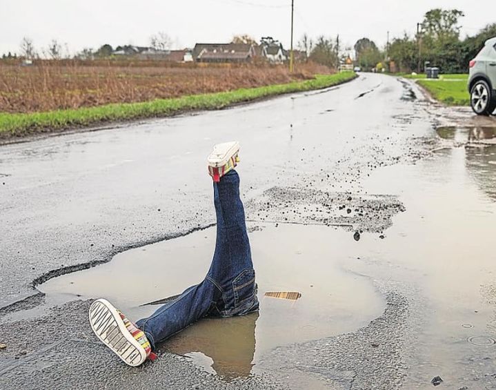 [서울=뉴시스] 영국 케임브리지셔에 사는 제임스 콕솔이 만든 가짜 사람 다리 발명품.(사진=페이스북 갈무리) *재판매 및 DB 금지