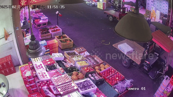 [서울=뉴시스] 2025년 2월 22일 중국 광둥성의 한 시장 안 과일가게에 3륜 오토바이가 추돌하는 사고가 발생했다.(사진=docnhanh 보도 갈무리) *재판매 및 DB 금지