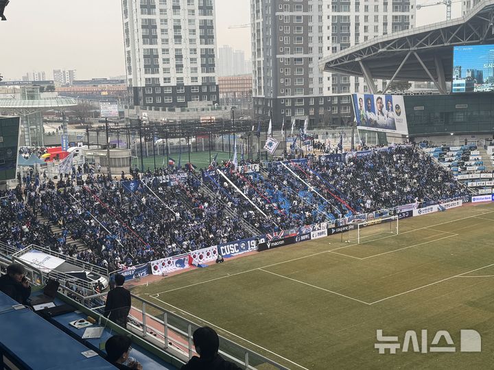 [인천=뉴시스] 김진엽 기자= 프로축구 K리그2 수원삼성 팬들이 1일 인천축구전용경기장에서 열린 인천유나이티드와의 하나은행 K리그2 2025 2라운드 원정 경기에서 응원하고 있다. 2025.03.01. wlsduq123@newsis.com 