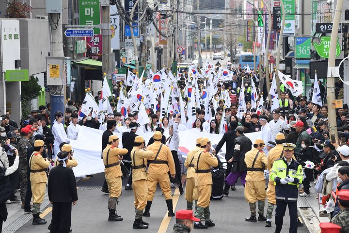 [부산=뉴시스] 원동화 기자 = 부산 동래구는 1일 오전 제106주년 3·1절을 맞아 부산3.1독립운동기념탑, 내성초등학교, 만세거리, 동래구청에서 '동래 3·1독립만세운동' 재현 행사를 개최했다. 행사에 참여한 시민들이 태극기를 흔들고 있다. (사진=동래구 제공) 2025.03.01. photo@newsis.com *재판매 및 DB 금지