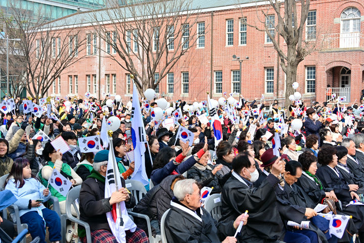 [부산=뉴시스] 원동화 기자 = 부산 서구에서는 `제4회 서구민과 함께하는 3.1운동 기념행사'가 동아대 부민캠퍼스에서 진행됐다. 행사는 1000여 명의 주민들이 참가했으며 기념식이 끝난 뒤에는 참가자 전원이 취타대를 선두로 동아대 부민캠퍼스에서 구덕운동장 정문에 이르는 1.5㎞ 구간을 함께 걸으며 3.1 운동 당시를 재현하는 만세행진이 이어졌다. (사진=서구 제공) 2025.03.01. photo@newsis.com *재판매 및 DB 금지