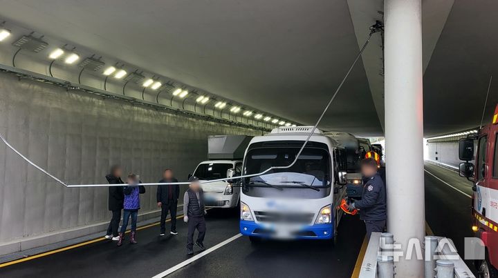 [제주=뉴시스] 1일 오후 제주공항 지하차도에서 전선이 늘어져 소방당국이 안전조치에 나서고 있다. (사진=제주소방안전본부 제공) 2025.03.01. photo@newsis.com
