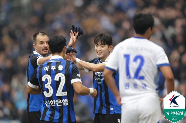 [서울=뉴시스] 프로축구 K리그2 인천유나이티드의 무고사, 이주용, 김보섭. (사진=한국프로축구연맹 제공) *재판매 및 DB 금지