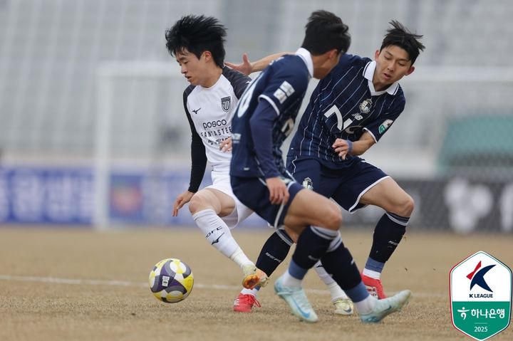 [서울=뉴시스] 프로축구 K리그2 전남드래곤즈의 정강민과 서울이랜드의 서재민. (사진=한국프로축구연맹 제공) *재판매 및 DB 금지