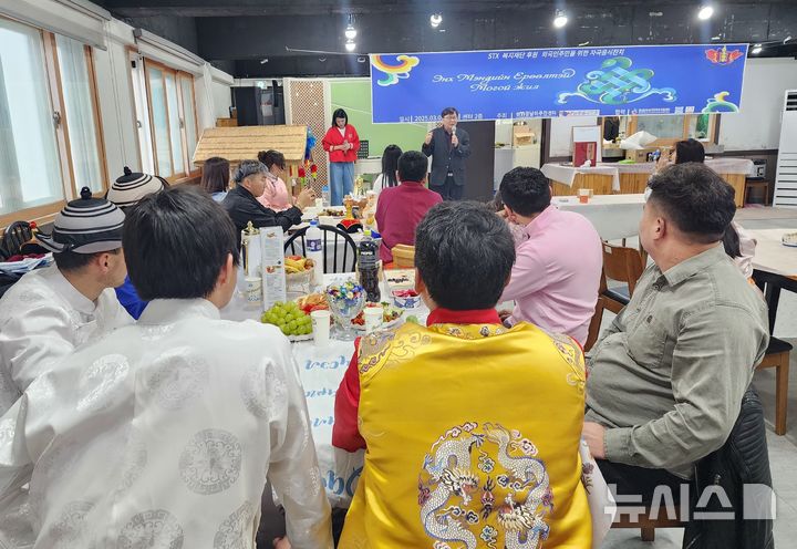 [창원=뉴시스]경남이주민센터 이철승 대표가 1일 오후 센터 2층 식당에서 열린 경남몽골교민회 주관 'STX와 함께하는 외국인주민 자국음식잔치'에 참석해 축사를 하고 있다.(사진=경남우주민센터 제공) 2025.03.01. photo@newsis.com