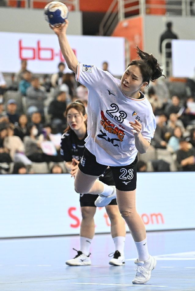 [서울=뉴시스] 여자 핸드볼 SK슈가글라이더즈의 송지은. (사진=한국핸드볼연맹 제공) *재판매 및 DB 금지