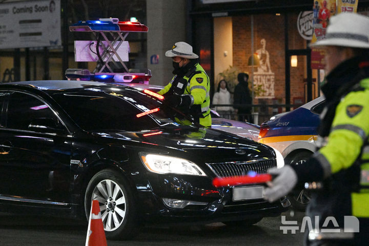 [광주=뉴시스] 이영주 기자 = 광주 광산경찰서 교통안전계 직원들이 지난달 28일 광주 광산구 수완지구 한 사거리에서 음주운전 단속을 진행하고 있다. 2025.03.01. leeyj2578@newsis.com