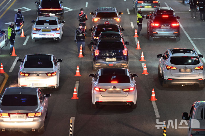 [광주=뉴시스] 이영주 기자 = 광주 광산경찰서 교통안전계 직원들이 지난달 28일 광주 광산구 수완지구 한 사거리에서 음주운전 단속을 진행하고 있다. 2025.03.01. leeyj2578@newsis.com