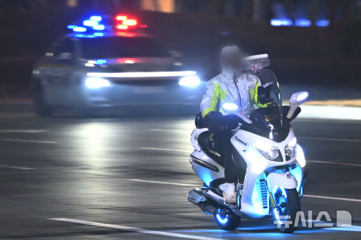 [광주=뉴시스] 이영주 기자 = 제106주년 3·1절을 맞은 1일 오전 광주 광산구 수완지구 한 사거리 주변 도로에서 차량 번호판을 뗀 폭주 이륜차량이 경찰의 예방활동에도 아랑곳않고 도로를 내달리고 있다. 2025.03.01. leeyj2578@newsis.com