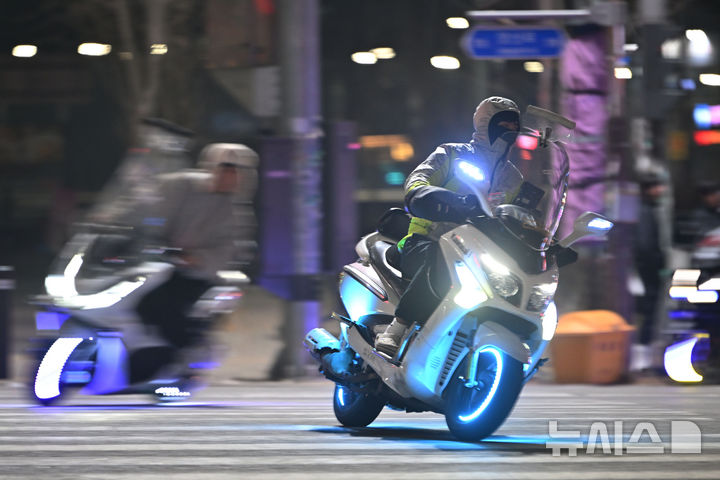 [광주=뉴시스] 이영주 기자 = 제106주년 3·1절을 맞은 1일 오전 광주 광산구 수완지구 한 사거리 주변 도로에서 차량 번호판을 뗀 폭주 이륜차량들이 경찰의 예방활동에도 아랑곳않고 도로를 내달리고 있다. 2025.03.01. leeyj2578@newsis.com