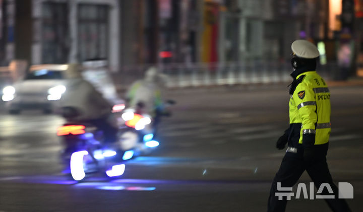 [광주=뉴시스] 이영주 기자 = 제106주년 3·1절을 맞은 1일 오전 광주 광산구 수완지구 한 사거리 주변 도로에서 차량 번호판을 뗀 폭주 이륜차량들이 경찰의 예방활동에도 아랑곳않고 도로를 내달리고 있다. 2025.03.01. leeyj2578@newsis.com