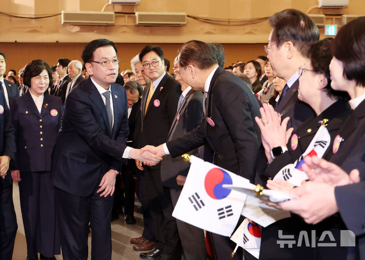 [서울=뉴시스] 조수정 기자 = 최상목 대통령 권한대행 부총리 겸 기획재정부 장관이 1일 서울 중구 숭의여자대학교에서 열린 제106주년 3·1절 기념식에 입장하며 권영세 국민의힘 비상대책위원장과 인사하고 있다. 2025.03.01. chocrystal@newsis.com