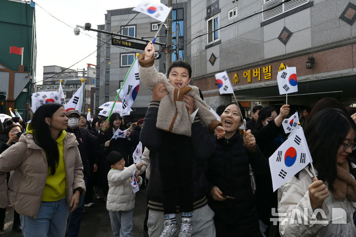 [광주=뉴시스] 이영주 기자 = 제106주년 3·1절을 맞은 1일 오전 광주 광산구 고려인마을에서 3·1절 맞이 거리행진이 펼쳐지고 있다. 2025.03.01. leeyj2578@newsis.com
