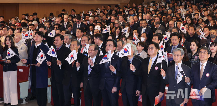 [서울=뉴시스] 조수정 기자 = 최상목 대통령 권한대행 부총리 겸 기획재정부 장관이 1일 서울 중구 숭의여자대학교에서 열린 제106주년 3·1절 기념식에서 독립유공자 후손 등 참석자들과 함께 태극기를 흔들고 있다. 오른쪽부터 노태악 중앙선거관리위원장, 조희대 대법원장, 우원식 국회의장, 정유헌 민족대표33인유족회 회장, 최 대통령 권한대행, 이종찬 광복회장, 독립운동가 고 오창근 선생 후손 오이환 씨, 독립운동가 고 노근우 선생 후손 강상준 씨, 독립운동가 고 박필환 선생 후손 박경준 씨. 2025.03.01. chocrystal@newsis.com