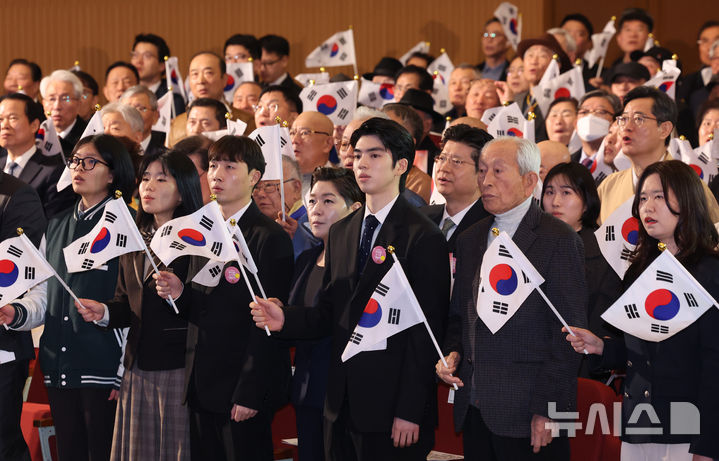 [서울=뉴시스] 조수정 기자 = 피겨스케이팅 국가대표 차준환, 독립운동가 김구 선생 증손 김영, 독립운동가 권인규 선생 후손 권인혁 씨, 숭의여고 총학생회장 우윤아 씨가 1일 서울 중구 숭의여자대학교에서 열린 제106주년 3·1절 기념식에서 태극기를 흔들고 있다. 2025.03.01. chocrystal@newsis.com