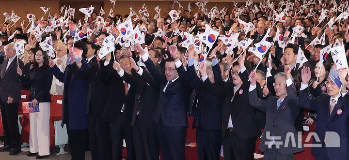 [서울=뉴시스] 조수정 기자 = 최상목 대통령 권한대행 부총리 겸 기획재정부 장관이 1일 서울 중구 숭의여자대학교에서 열린 제106주년 3·1절 기념식에서 독립유공자 후손 등 참석자들과 함께 태극기를 들고 만세삼창을 하고 있다. 오른쪽부터 노태악 중앙선거관리위원장, 조희대 대법원장, 우원식 국회의장, 정유헌 민족대표33인유족회 회장, 최 대통령 권한대행, 이종찬 광복회장, 독립운동가 고 오창근 선생 후손 오이환 씨, 독립운동가 고 노근우 선생 후손 강상준 씨, 독립운동가 고 박필환 선생 후손 박경준 씨. 2025.03.01. chocrystal@newsis.com