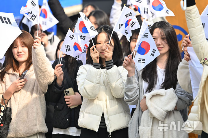 [광주=뉴시스] 이영주 기자 = 제106주년 3·1절을 맞은 1일 오전 광주 광산구 고려인마을에서 대동여고 재학생들이 태극기를 흔들고 있다. 2025.03.01. leeyj2578@newsis.com
