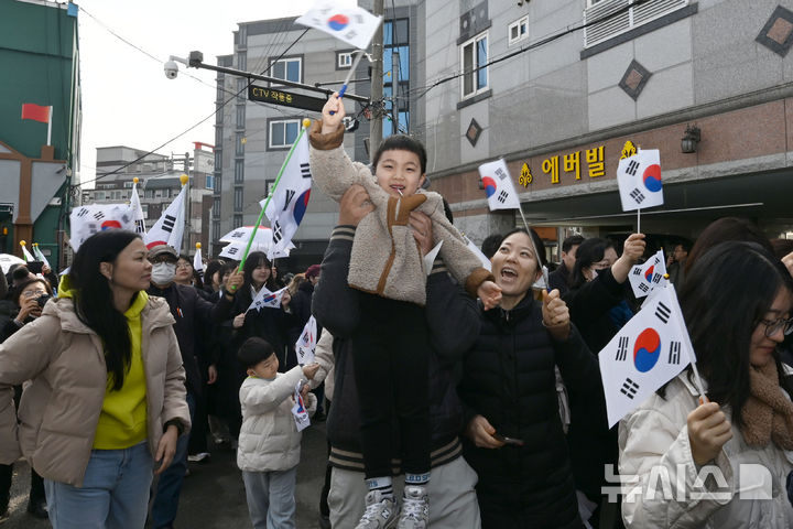 [광주=뉴시스] 이영주 기자 = 제106주년 3·1절을 맞은 1일 오전 광주 광산구 고려인마을에서 연해주 만세운동을 재연하는 거리 행진이 펼쳐지고 있다. 2025.03.01. leeyj2578@newsis.com