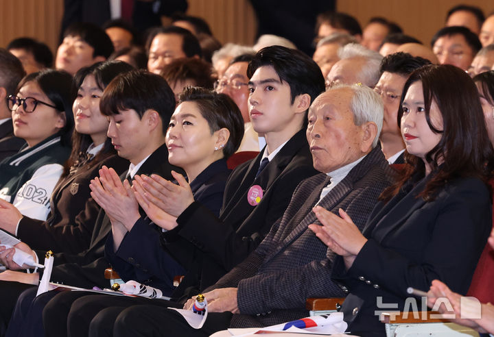 [서울=뉴시스] 조수정 기자 = 피겨스케이팅 국가대표 차준환, 독립운동가 김구 선생 증손 김영, 독립운동가 권인규 선생 후손 권인혁 씨등이 1일 서울 중구 숭의여자대학교에서 열린 제106주년 3·1절 기념식에 참석하고 있다. 2025.03.01. chocrystal@newsis.com