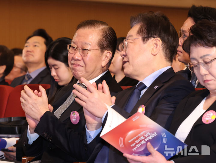 [서울=뉴시스] 조수정 기자 = 권영세 국민의힘 비상대책위원장과 이재명 더불어민주당 대표가 1일 서울 중구 숭의여자대학교에서 열린 제106주년 3·1절 기념식에서 대화하고 있다. 2025.03.01. chocrystal@newsis.com