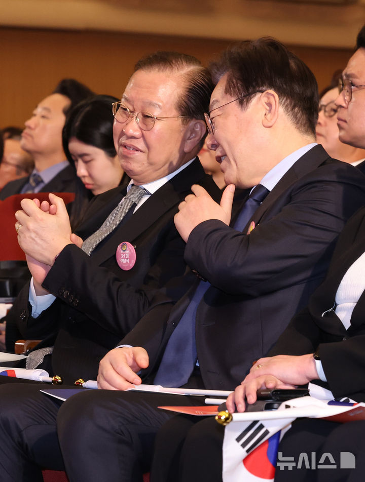 [서울=뉴시스] 조수정 기자 = 권영세 국민의힘 비상대책위원장과 이재명 더불어민주당 대표가 1일 서울 중구 숭의여자대학교에서 열린 제106주년 3·1절 기념식에서 대화하고 있다. 2025.03.01. chocrystal@newsis.com