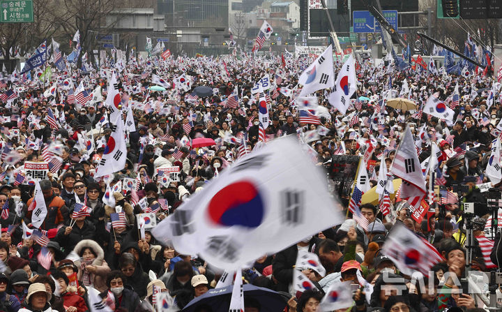 [서울=뉴시스] 김근수 기자 = 대한민국바로세우기운동본부 등 보수단체 회원들이 1일 서울 종로구 세종대로 일대에서 불법, 사기탄핵반대 3.1절 광화문국민대회를 하고 있다. 2025.03.01. ks@newsis.com