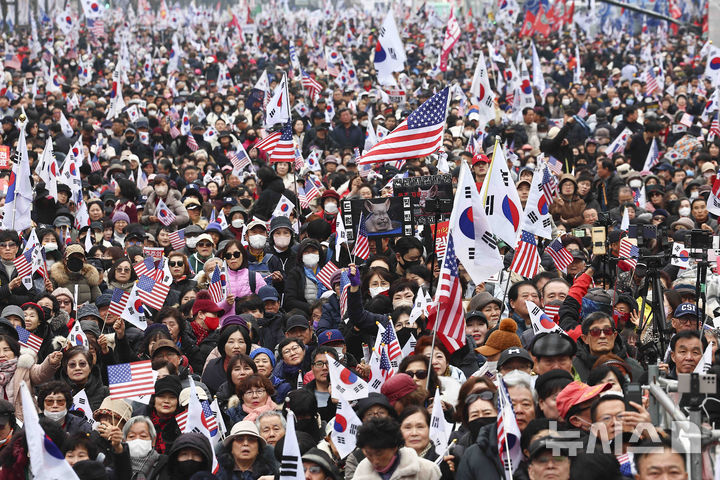 [서울=뉴시스] 김근수 기자 = 대한민국바로세우기운동본부 등 보수단체 회원들이 1일 서울 종로구 세종대로 일대에서 불법, 사기탄핵반대 3.1절 광화문국민대회를 하고 있다. 2025.03.01. ks@newsis.com