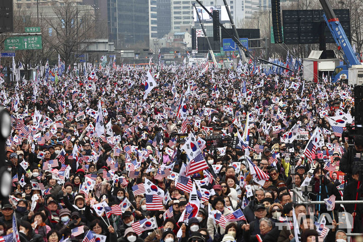 [서울=뉴시스] 김근수 기자 = 대한민국바로세우기운동본부 등 보수단체 회원들이 1일 서울 종로구 세종대로 일대에서 불법, 사기탄핵반대 3.1절 광화문국민대회를 하고 있다. 2025.03.01. ks@newsis.com