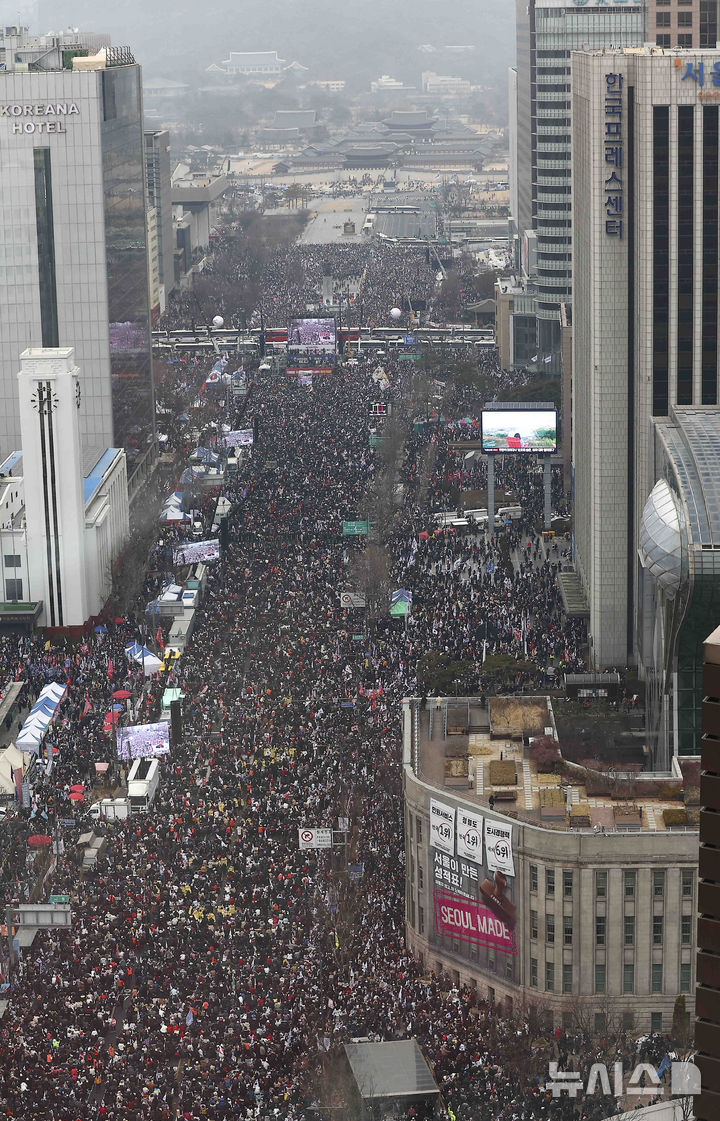 [서울=뉴시스] 김근수 기자 = 대한민국바로세우기운동본부 등 보수단체 회원들이 1일 서울 종로구 세종대로 일대에서 불법, 사기탄핵반대 3.1절 광화문국민대회를 하고 있다. 2025.03.01. ks@newsis.com