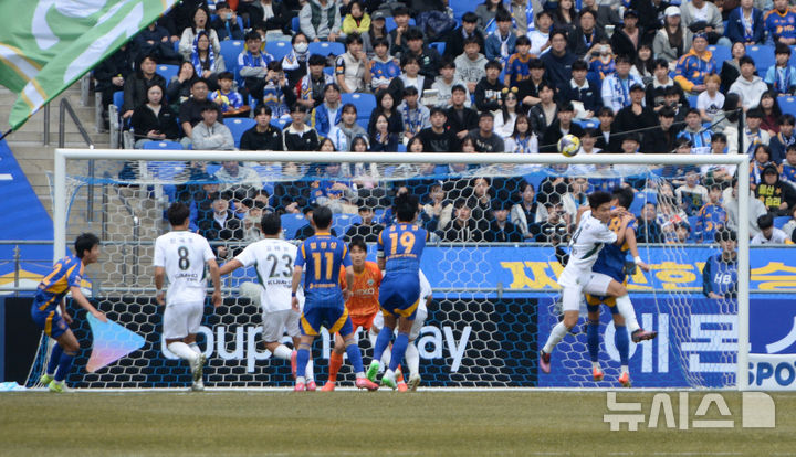 [울산=뉴시스] 배병수 기자 = 지난 1일 오후 울산 남구 문수축구경기장에서 열린 하나은행 K리그1 2025 3라운드 울산 HD현대와 전북현대의 경기, 양팀선수들이 공중볼 다툼을 하고 있다. 2025.03.01.bbs@newsis.com.