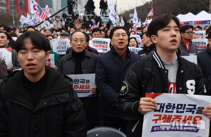 [서울=뉴시스] 김명년 기자 = 국민의힘 김기현, 추경호 등 의원들이 1일 오후 서울 영등포구 여의도 여의대로에서 열린 '세이브코리아 3·1절 국가비상기도회'에 참석해 있다. 2025.03.01. kmn@newsis.com