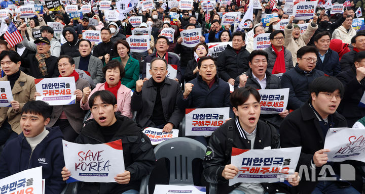 [서울=뉴시스] 김명년 기자 = 국민의힘 김기현, 추경호 등 의원들이 1일 오후 서울 영등포구 여의도 여의대로에서 열린 '세이브코리아 3·1절 국가비상기도회'에 참석해 있다. 2025.03.01. kmn@newsis.com