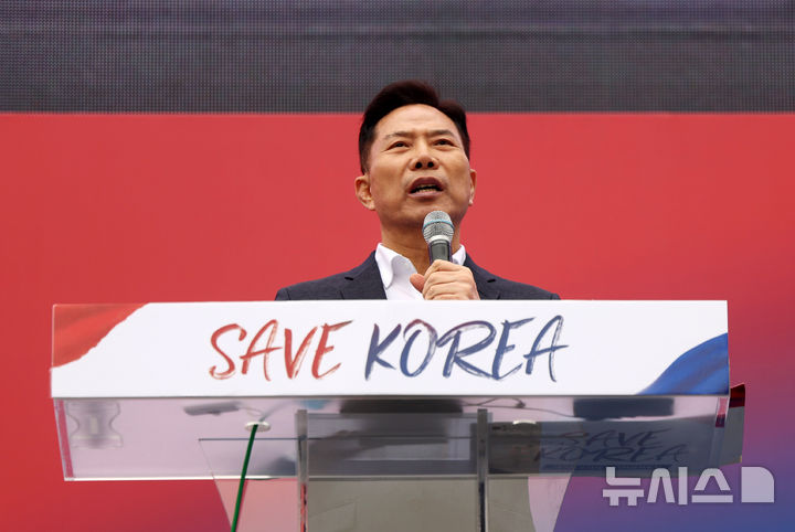 [서울=뉴시스] 김명년 기자 = 손현보 부산 세계로교회 목사가 1일 오후 서울 영등포구 여의도 여의대로에서 열린 '세이브코리아 3·1절 국가비상기도회'에서 발언을 하고 있다. 2025.03.01. kmn@newsis.com