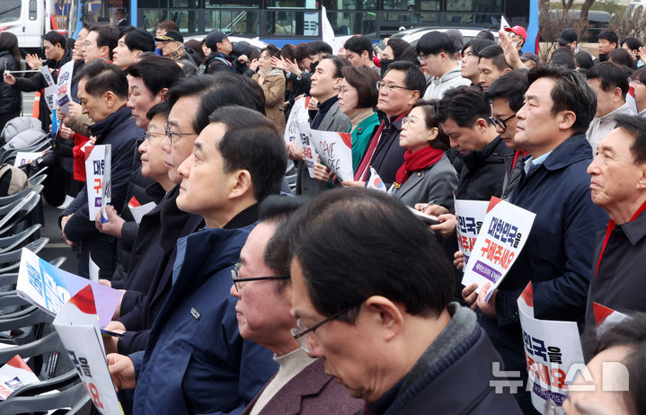 [서울=뉴시스] 김명년 기자 = 국민의힘 김기현, 추경호 등 의원들이 1일 오후 서울 영등포구 여의도 여의대로에서 열린 '세이브코리아 3·1절 국가비상기도회'에 참석해 있다. 2025.03.01. kmn@newsis.com