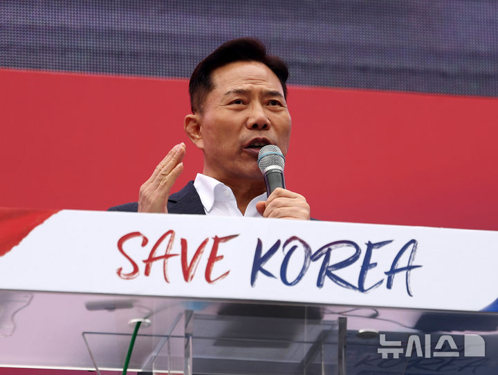 [서울=뉴시스] 김명년 기자 = 손현보 부산 세계로교회 목사가 1일 오후 서울 영등포구 여의도 여의대로에서 열린 '세이브코리아 3·1절 국가비상기도회'에서 발언을 하고 있다. 2025.03.01. kmn@newsis.com