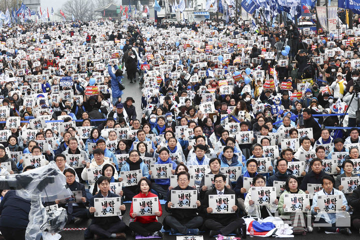 [서울=뉴시스] 김근수 기자 = 이재명 더불어민주당 대표 등 야5당 대표들과 참석자들이 1일 서울 종로구 안국역 인근에서 열린 3.1절 야5당 공동 내란종식 및 민주헌정수호를 위한 윤석열 파면 촉구 범국민대회에서 구호를 외치고 있다. 2025.03.01. ks@newsis.com