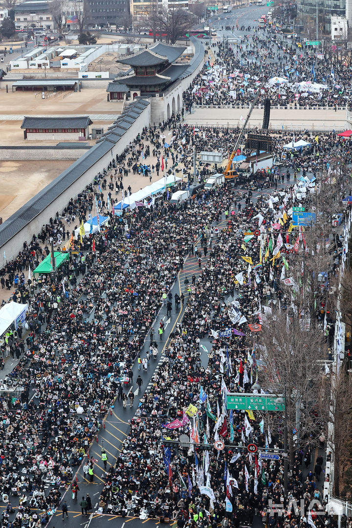 [서울=뉴시스] 김근수 기자 = 1일 서울 종로구 경복궁 인근에서 야5당 공동 '윤석열 파면 촉구 범국민대회'가 열리고 있다. 2025.03.01. ks@newsis.com